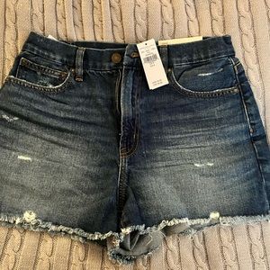 Women’s size 6 curvy American eagle denim shorts.